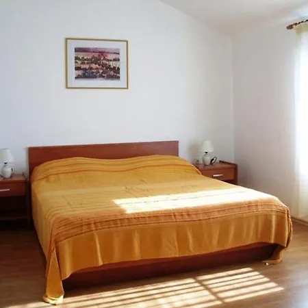 Sleeps 5 Turanj