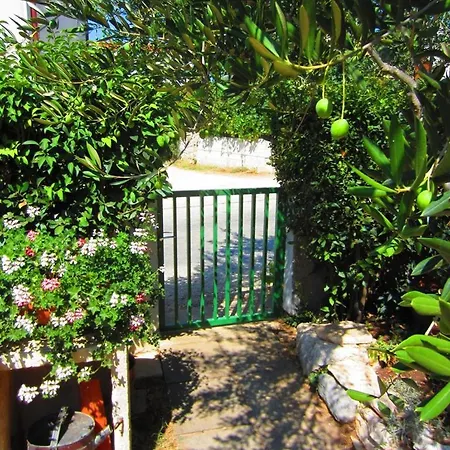 Apartamento Sleeps 5 Turanj