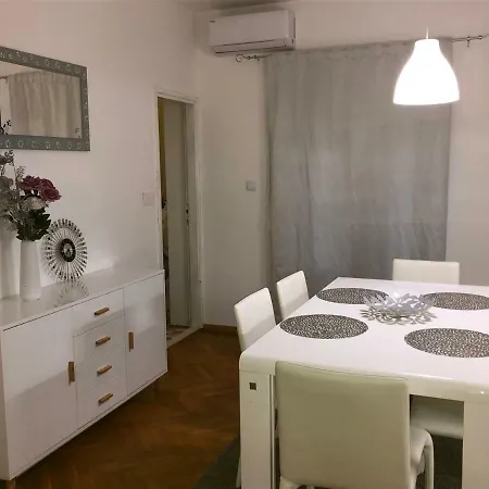 Sleeps 5 Turanj